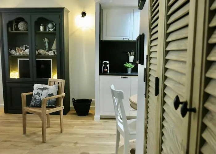 Les Petits Volets Apartment *