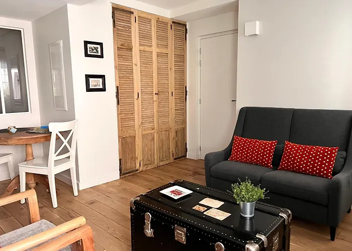 Les Petits Volets Apartment