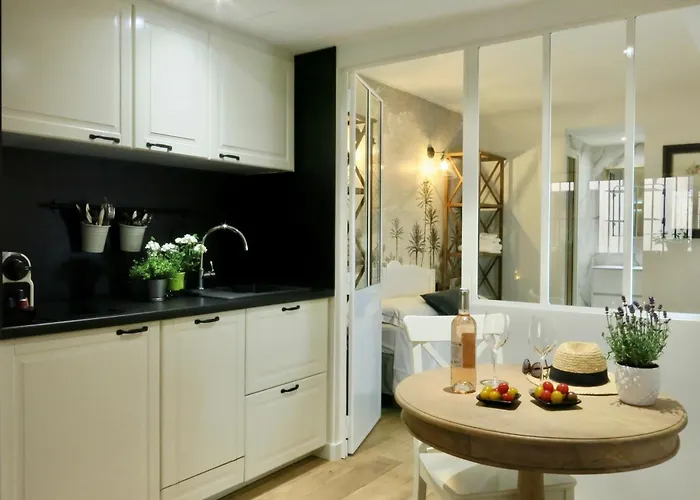 Les Petits Volets Apartment *