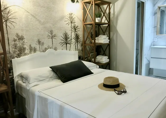 Les Petits Volets Apartment *